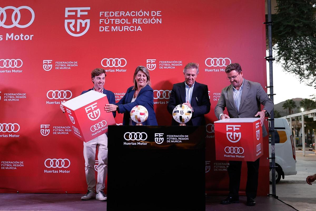 Momento del descubrimiento de los balones.