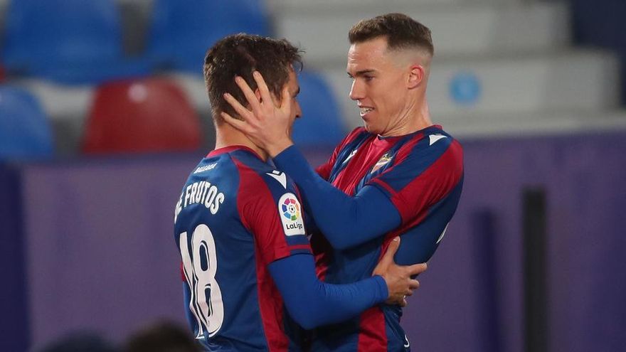 Los jugadores del Levante celebran uno de los goles del partido.