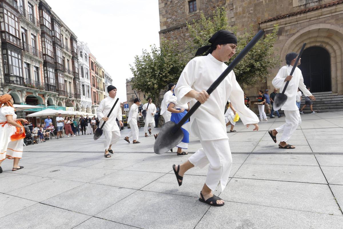Bailarines este verano en el casco histórico de Avilés, en Alvarez Acebal.
