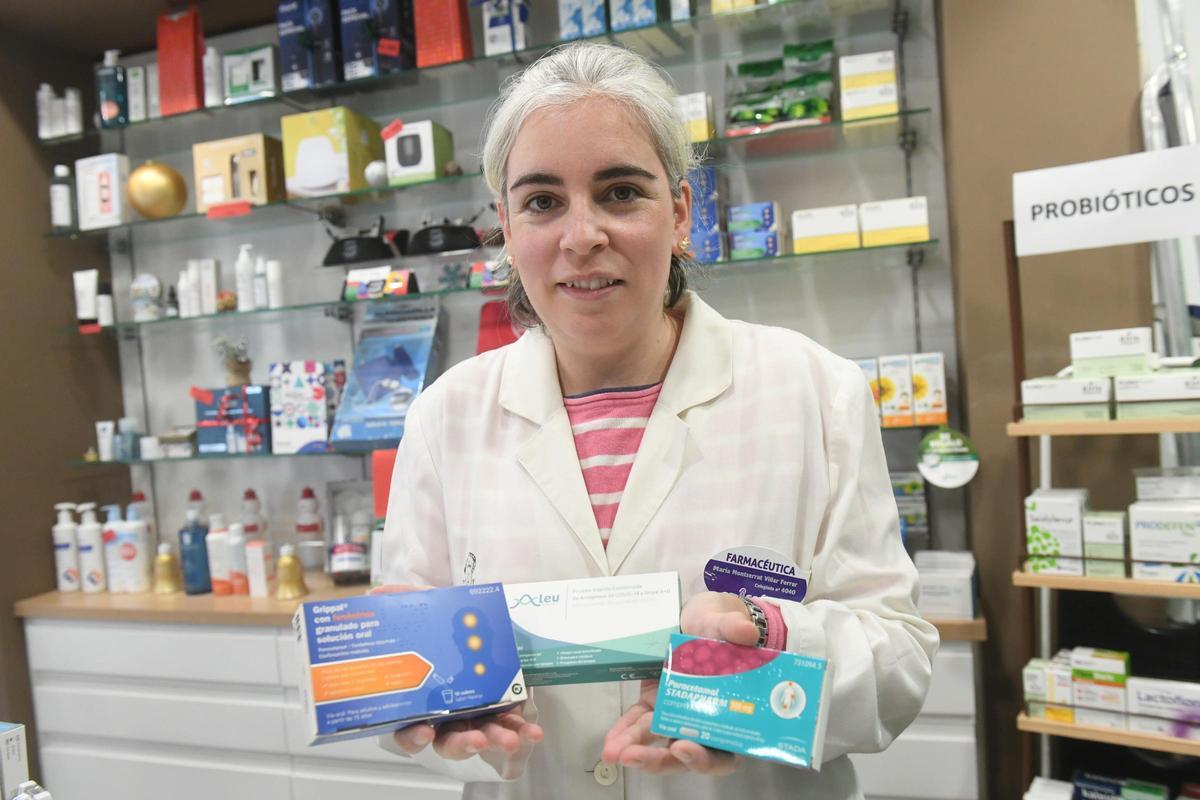 Montserrat Villar, farmacéutica en Eirís y vocal de la Junta de Gobierno del Colegio Oficial de Farmacéuticos de A Coruña, sostiene varias cajas de antigripales.