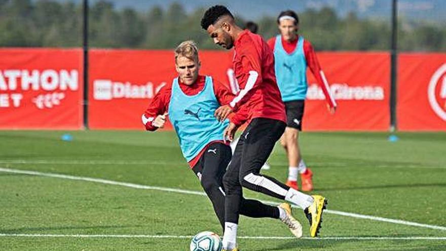 Samu Sáiz i Ramalho pugnen durant un entrenament del Girona d&#039;aquesta setmana a La Vinya.