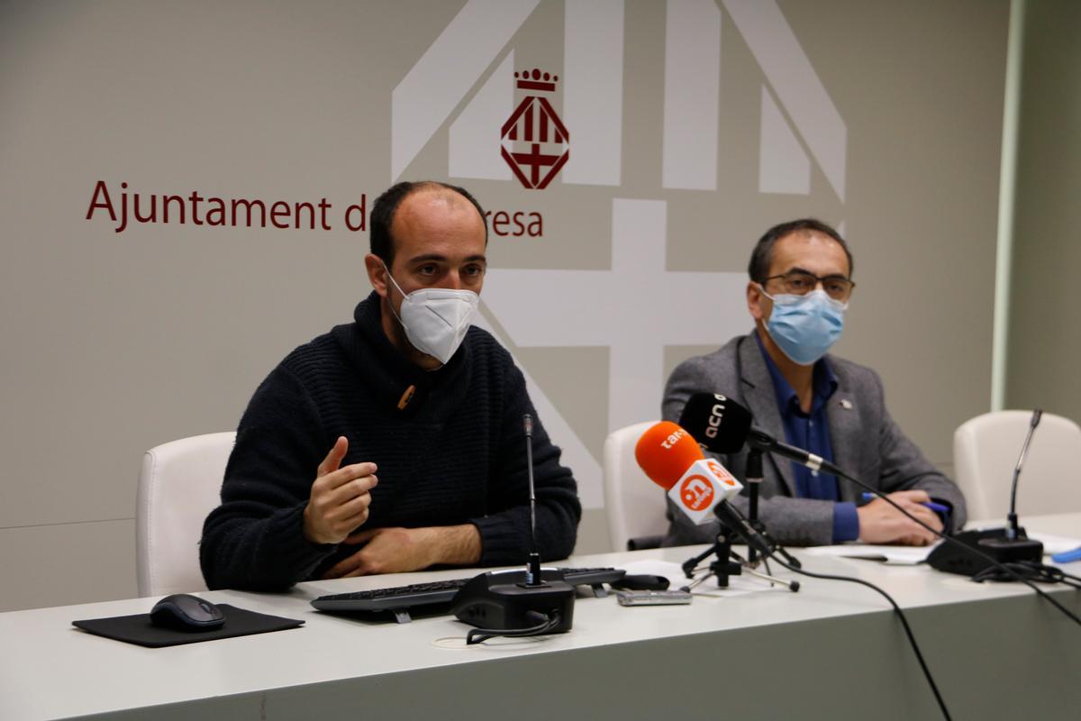 Pol Huguet, regidor de Ciutat Verda, i Josep Gili Prat, regidor de Qualitat Urbana, Via Pública i Ciutat Intel·ligent, durant la roda de premsa