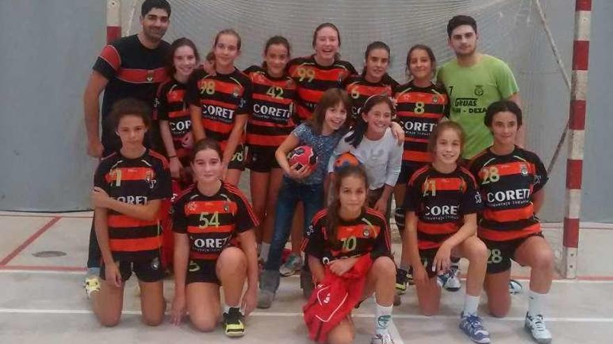 Formación del equipo infantil femenino que ganó en Ourense.