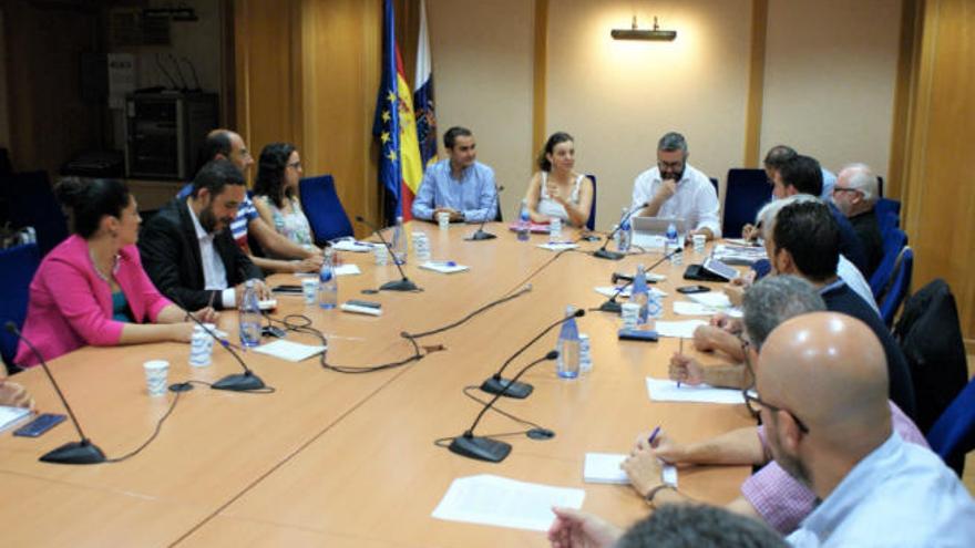 Detalle de la reunión mantenida entre representantes de las distintas administraciones.