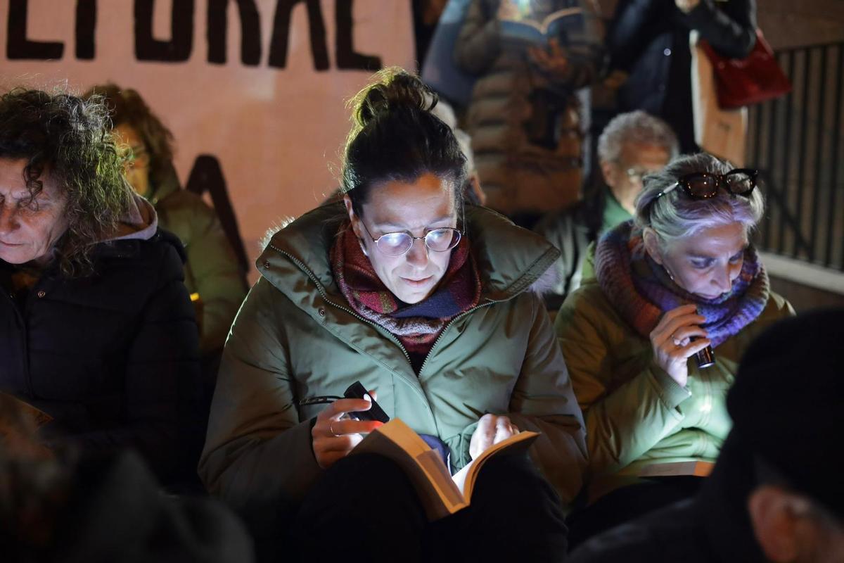 En imágenes | Decenas de personas se manifiestan contra los recortes en la Biblioteca de Aragón en Zaragoza