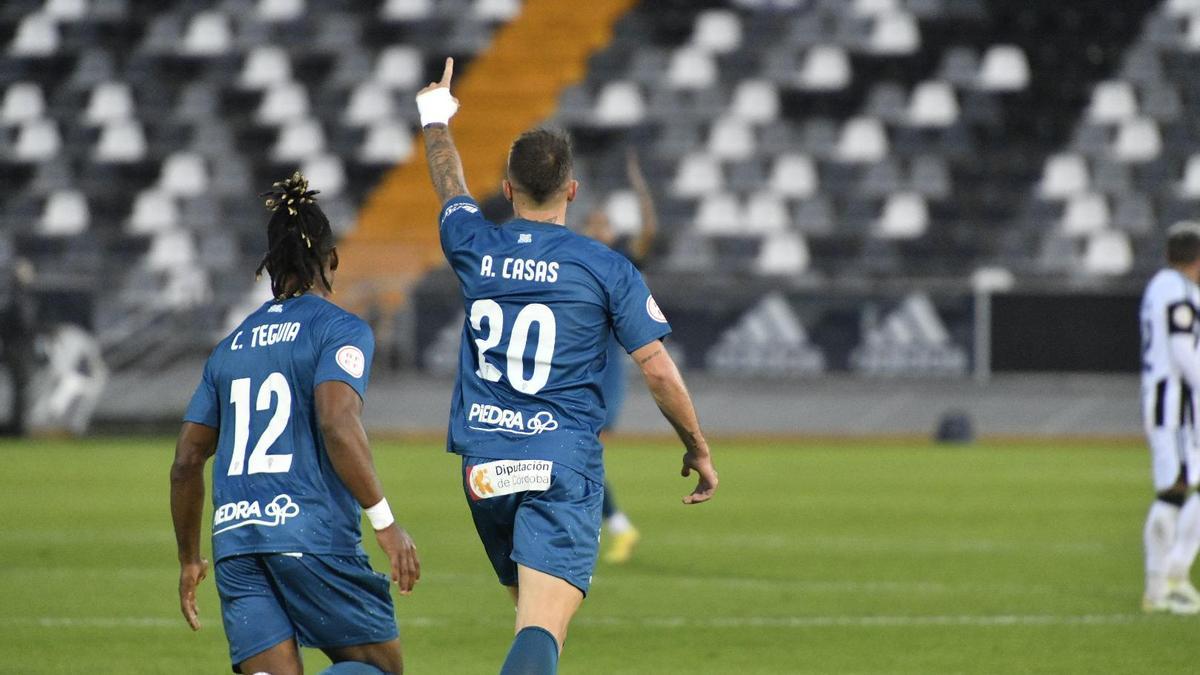 Antonio Casas celebra su gol en el Nuevo Vivero, primero para el Córdoba CF.