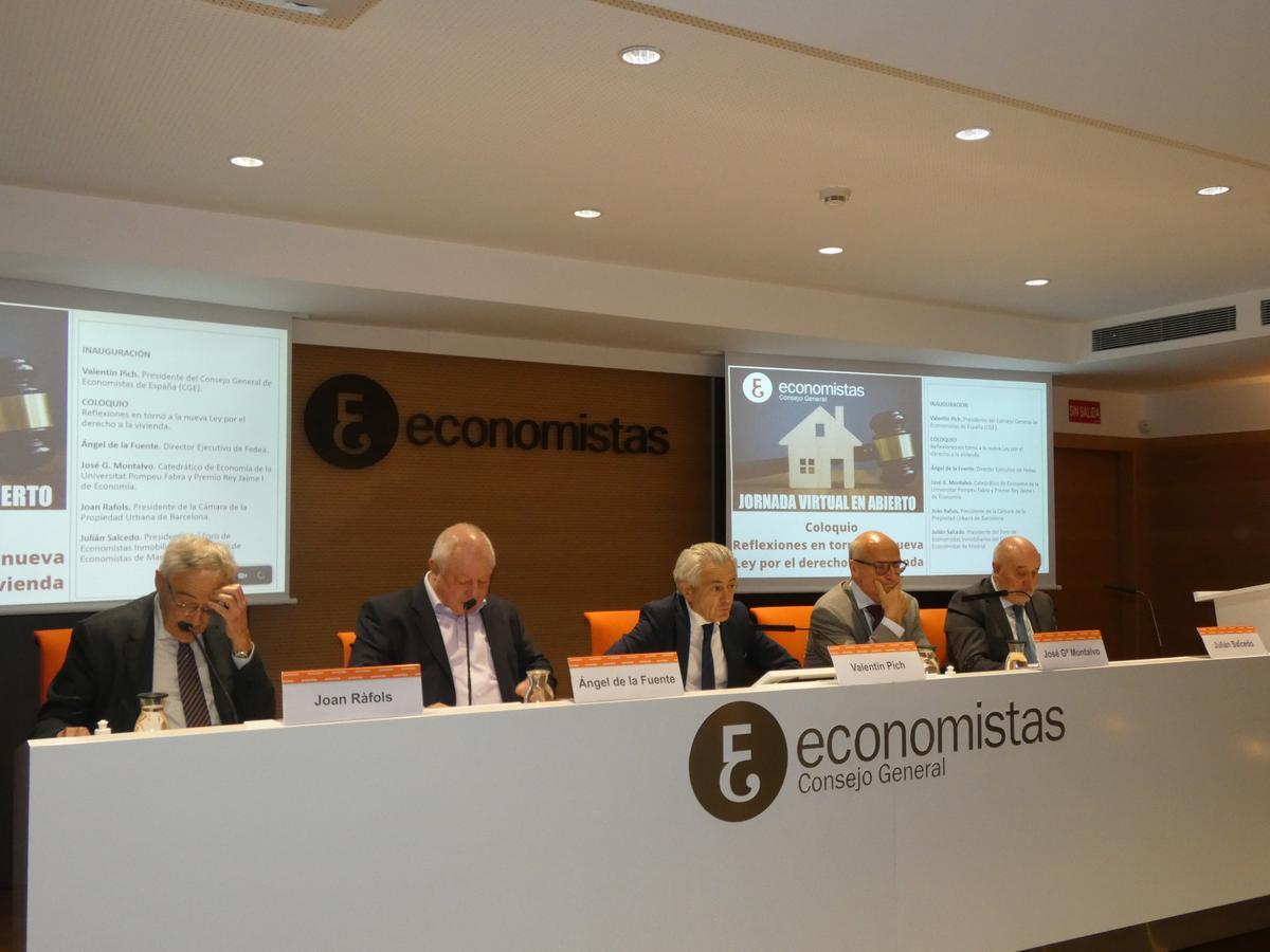 El Consejo General de Economistas debate sobre la nueva ley de la vivienda. En la imagen, de izquierda a derecha, Joan Ràfols, Ángel de la Fuente, Valentín Pich, José García Montalvo y Julián Salcedo.