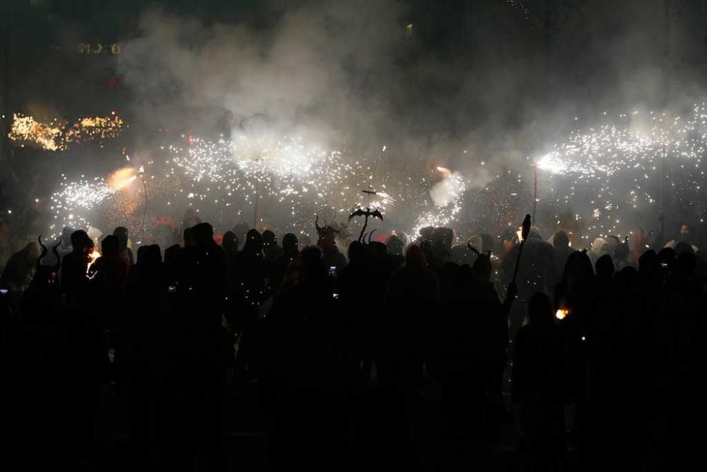 Rund 20.000 Zuschauer verfolgten am Sonntagabend (29.1.) das Spektakel der Teufel und Bestien auf Mallorca, die lärmend und funkensprühend durch Palma zogen. Die Tradition zu Palmas Stadtfest Sant Sebastià war wegen des Unwetters verschoben worden.