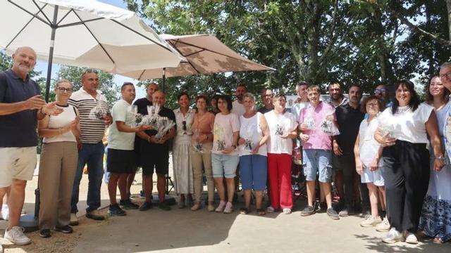 Equipo de gobierno con las personas homenajeadas en la Xuntanza.