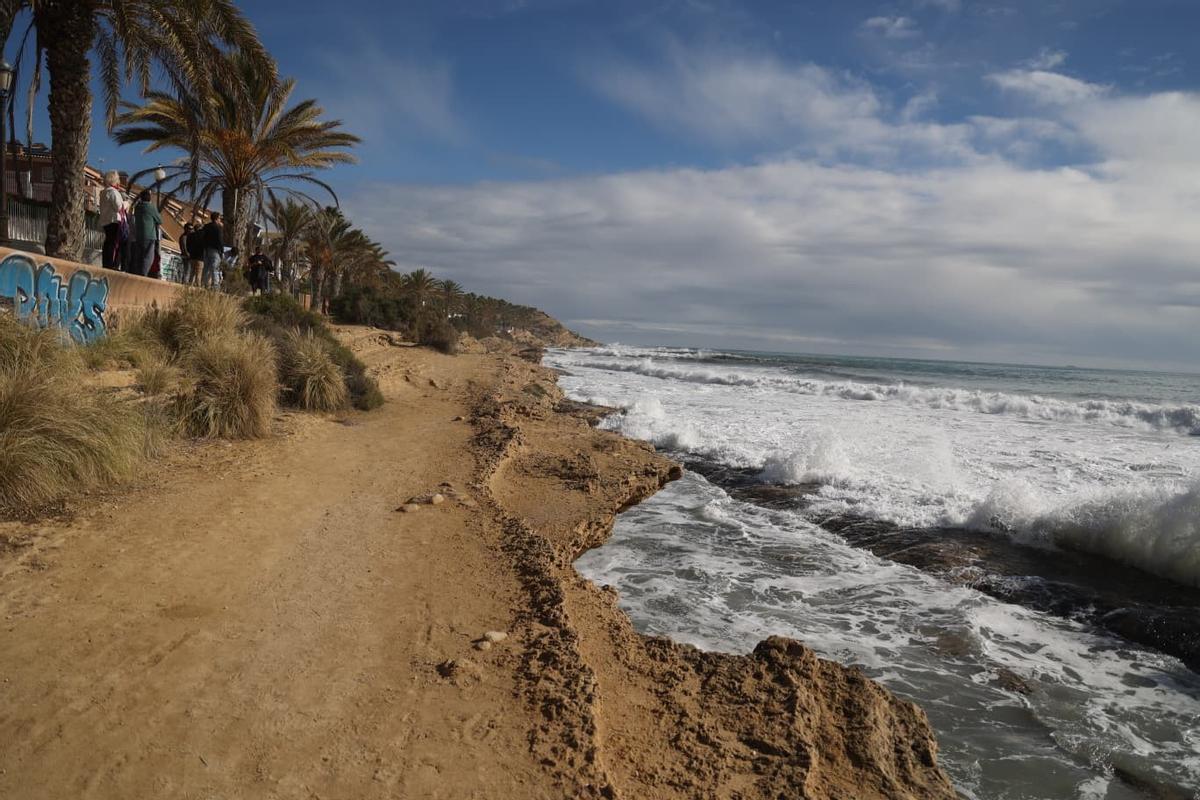 El temporal reúne a surfistas en busca de las mejores olas en la Caleta