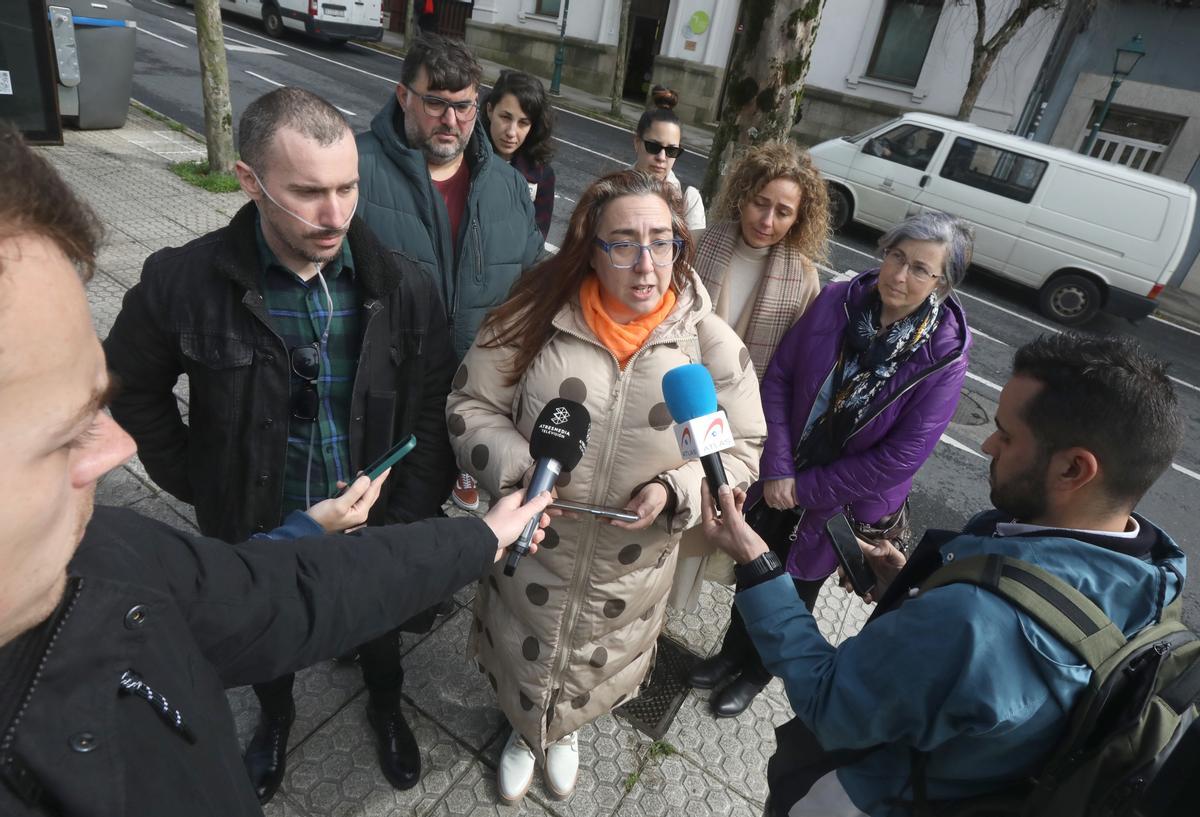 Afectados de COVID persistente, ayer, frente a la sede del Parlamento de Galicia, en Santiago.