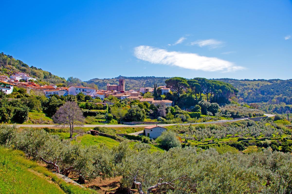 Imagen de la población de Gata.