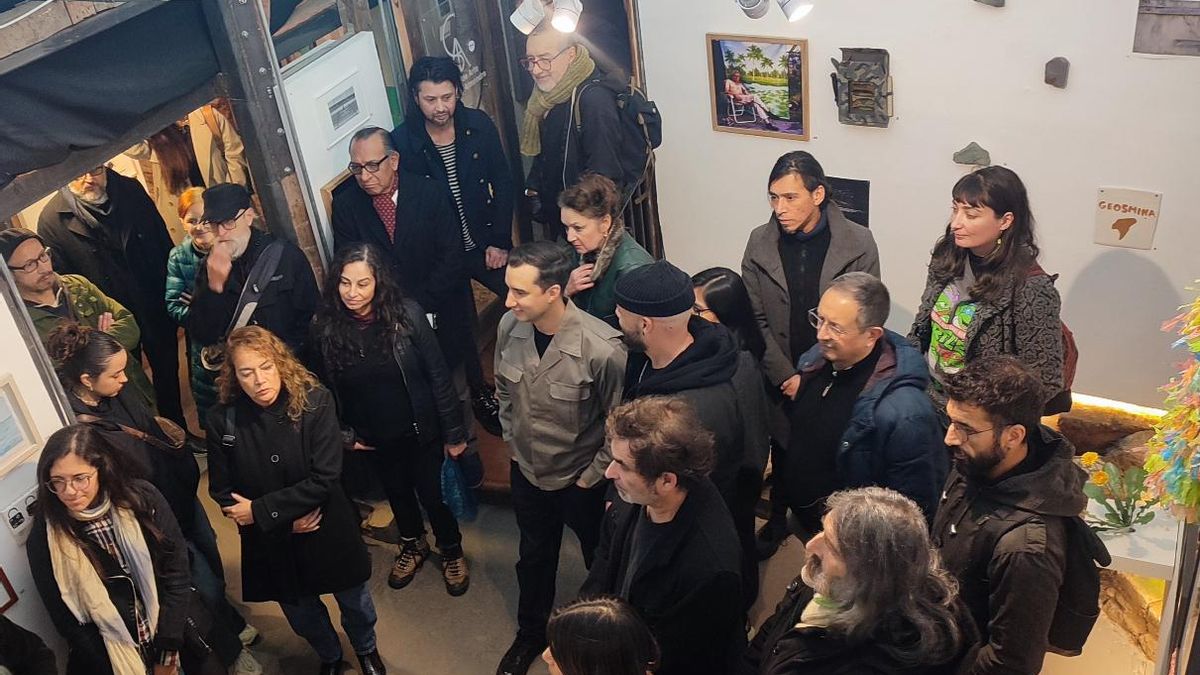 Asistentes a la inauguración de la exposición 'Unidad mínima' en Chile.