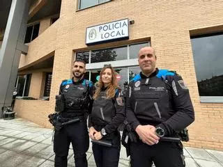 Los policías de Castrillón que asistieron a un surfista en apuros en Salinas: "La situación era límite al llegar a la orilla"