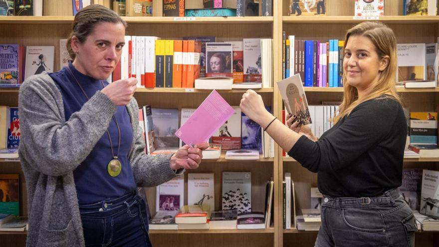 La poeta Paula Toral y la maestra de ceremonias, Sandra Rego. | Germán Barreiros/Roller Agencia