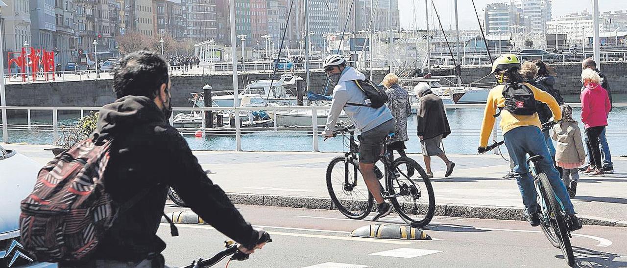 Un grupo de ciclistas, ayer, cruzando por el carril bici que conecta la plaza del Marqués con los Jardines de la Reina. | Ángel González