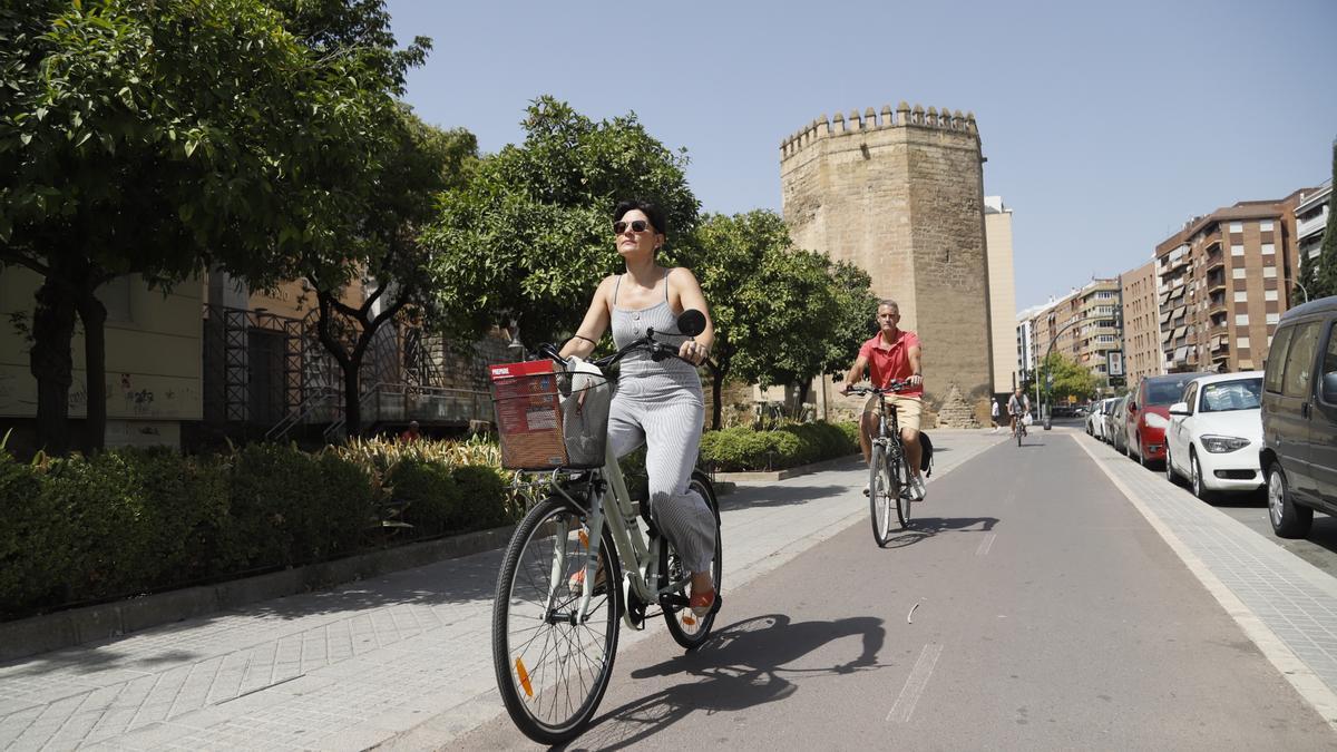 Varias personas circulan por el carril bici de Ollerías.