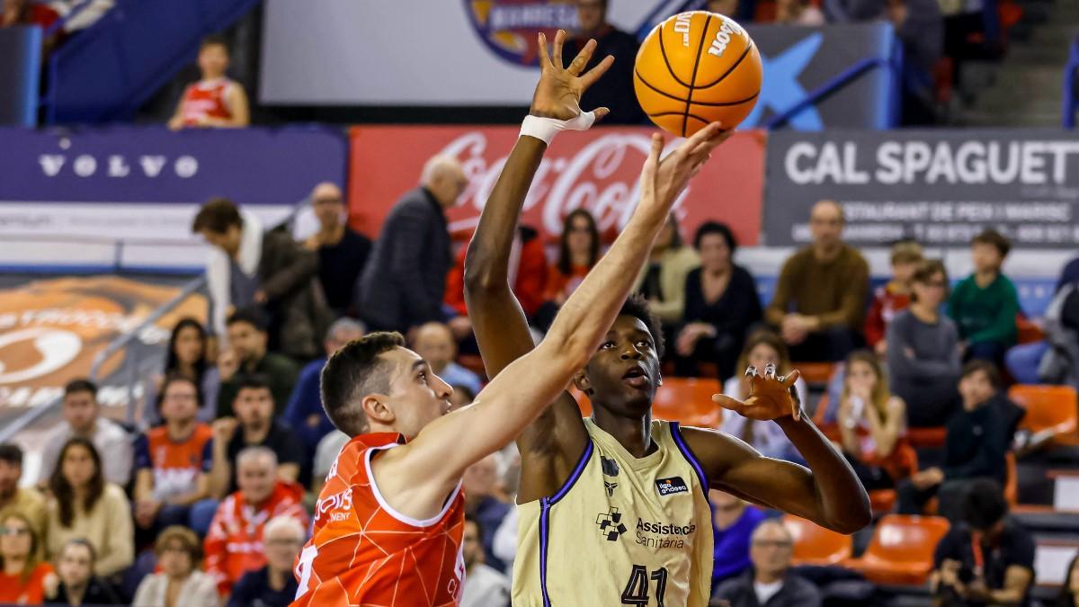 Sayon Keita, ante Álex Reyes en un Baxi Manresa - Barça de Liga Endesa