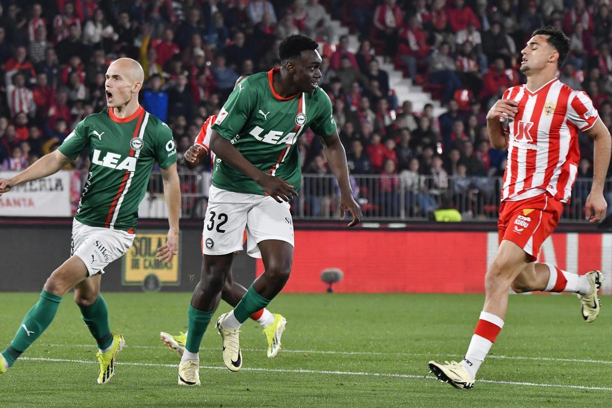 Samu Omorodion celebra su primer gol en Almería.