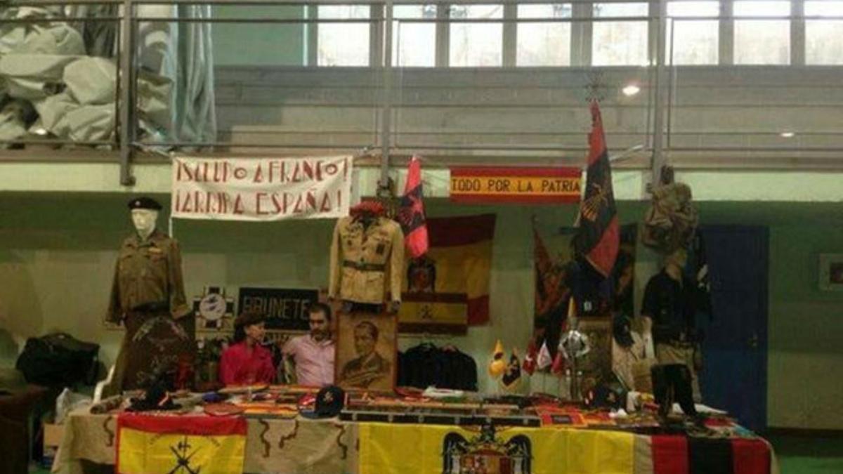 Uno de los puestos con banderas preconstitucionales expuestas en el colegio Príncipes de Asturias de Quijorna.