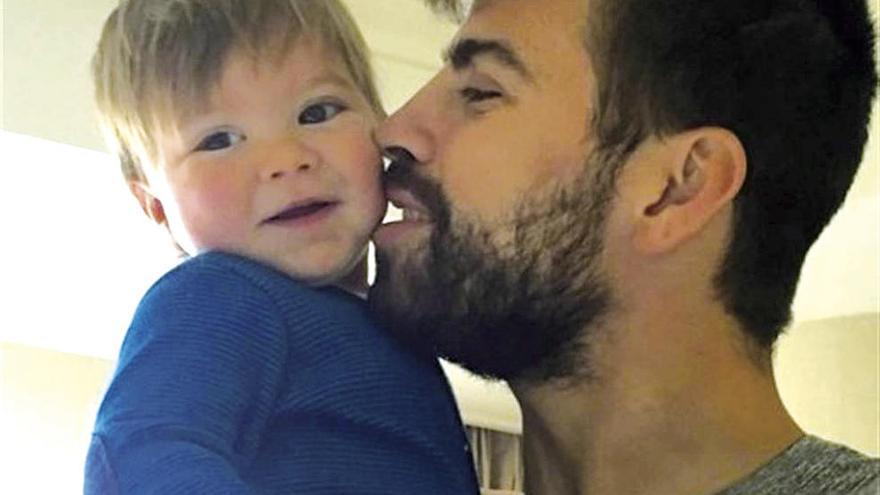 Gerard Piqué y su hijo Sasha.