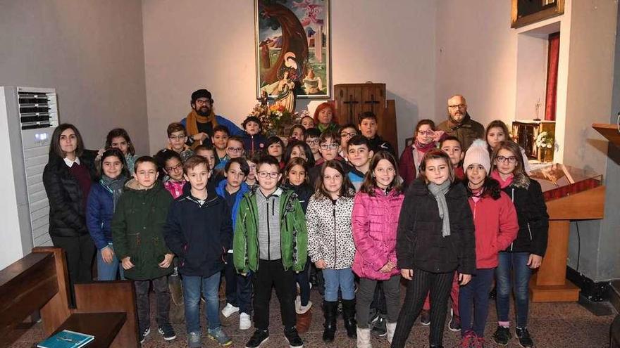 Alumnos cullerdenses, ayer, ante una pintura de Lugrís en la iglesia de Vilaboa, durante una actividad.