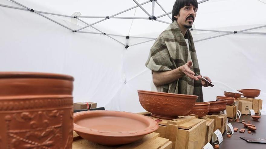 El historiador Arnau Trullén, en su parada de feria de vía Roma.