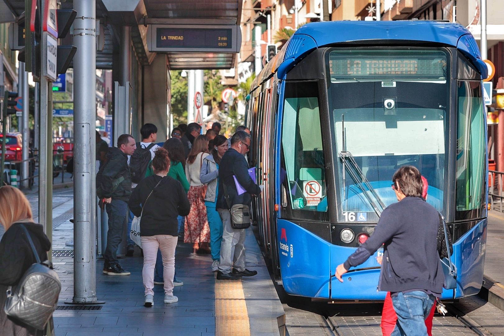 Colas en las paradas del tranvía en Santa Cruz