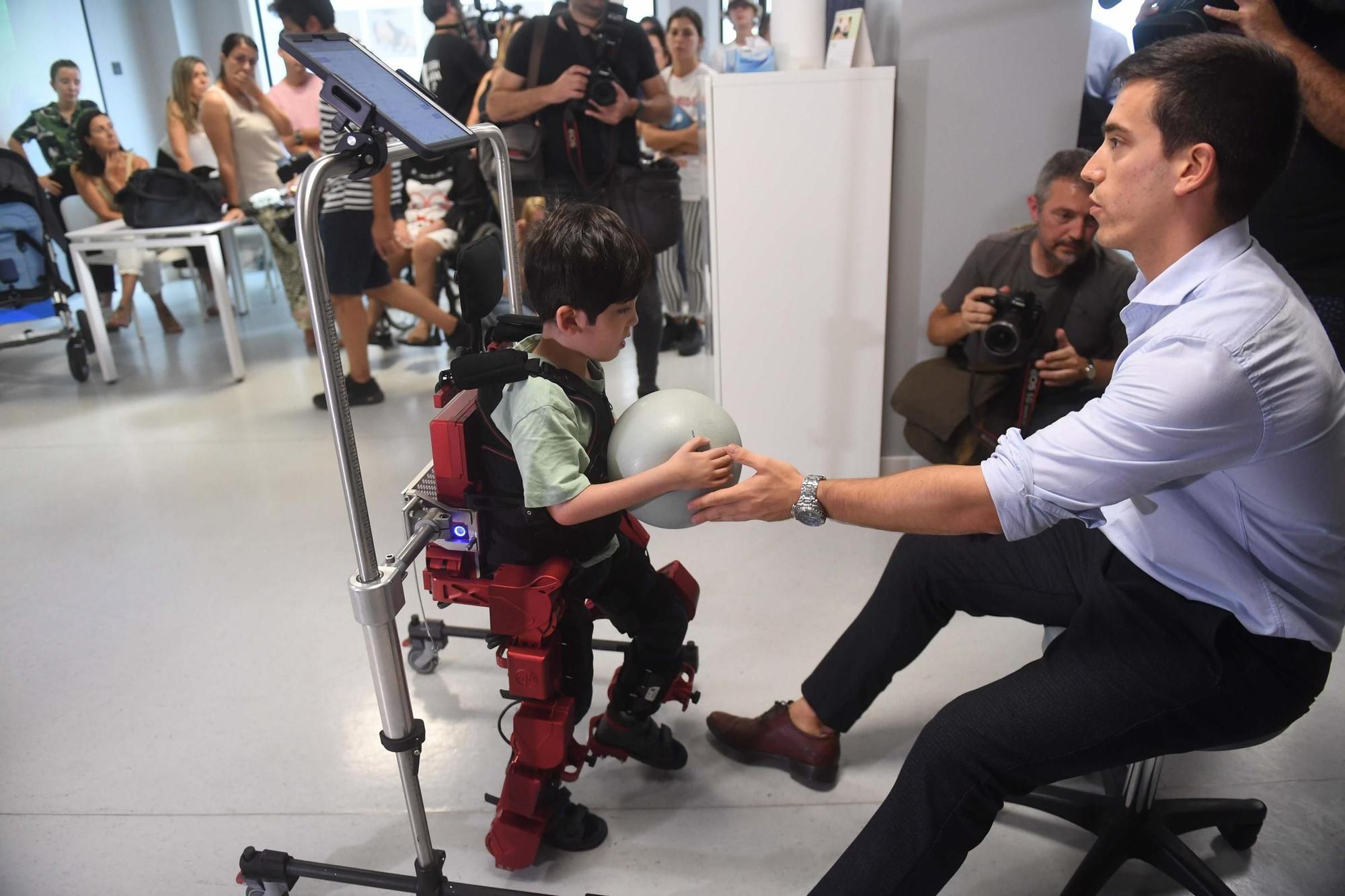 Darío y Tiago prueban en A Coruña el primer exoesqueleto para niños