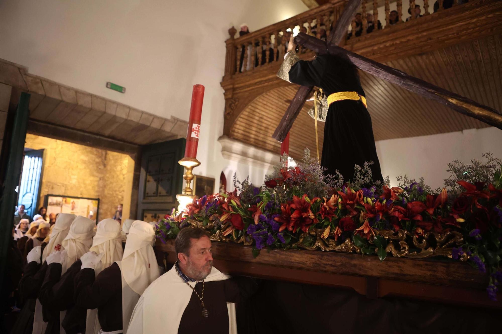 Semana Santa en A Coruña: procesión bajo techo en la iglesia de la Orden Tercera