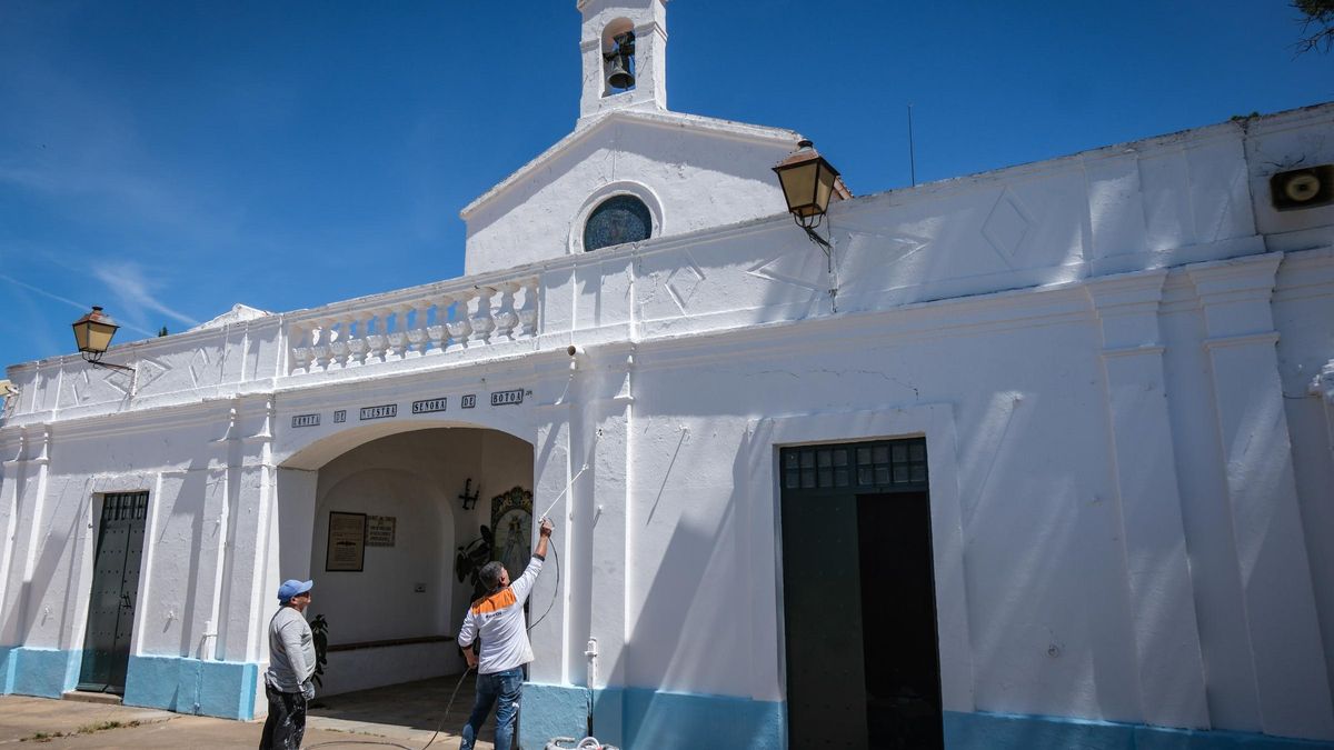 Algunos hermanos trabajando sobre la fachada de la ermita, ayer.