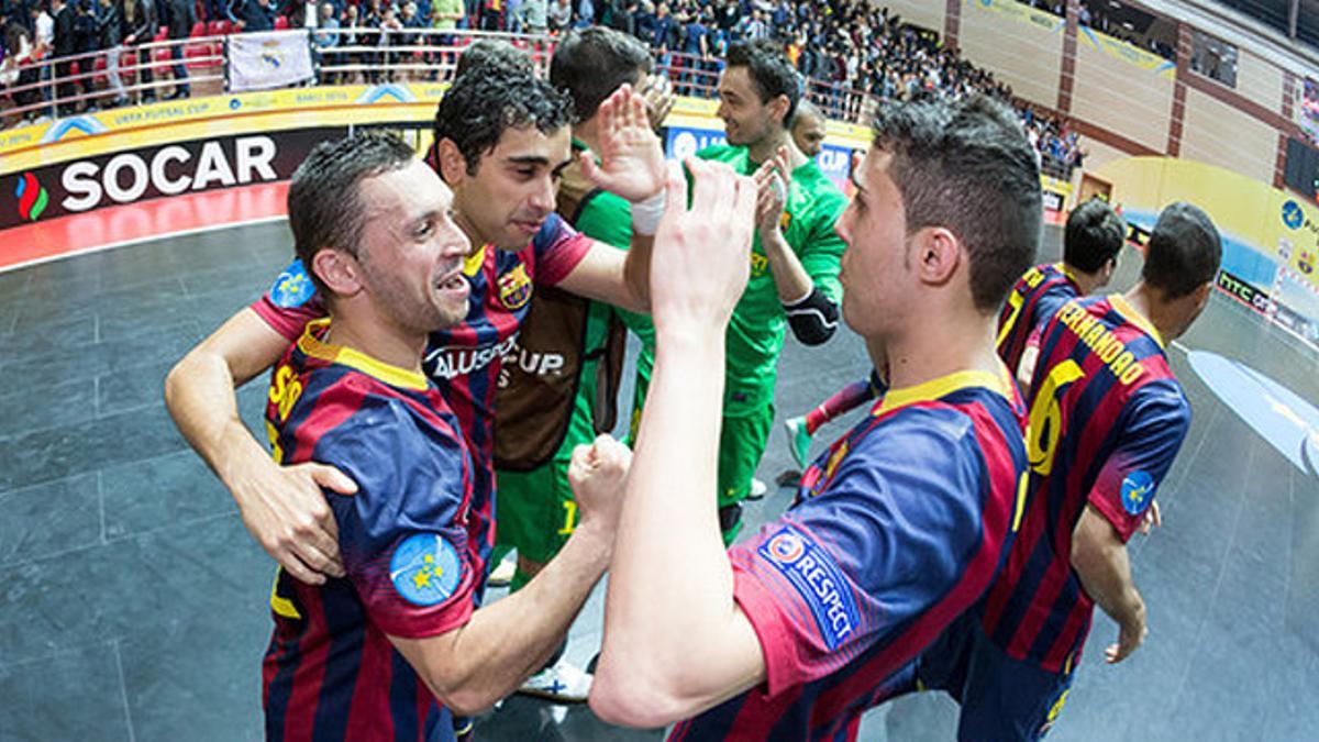 Los jugadores del Barça Alusport celabran su pase a la final europea tras vencer al Araz