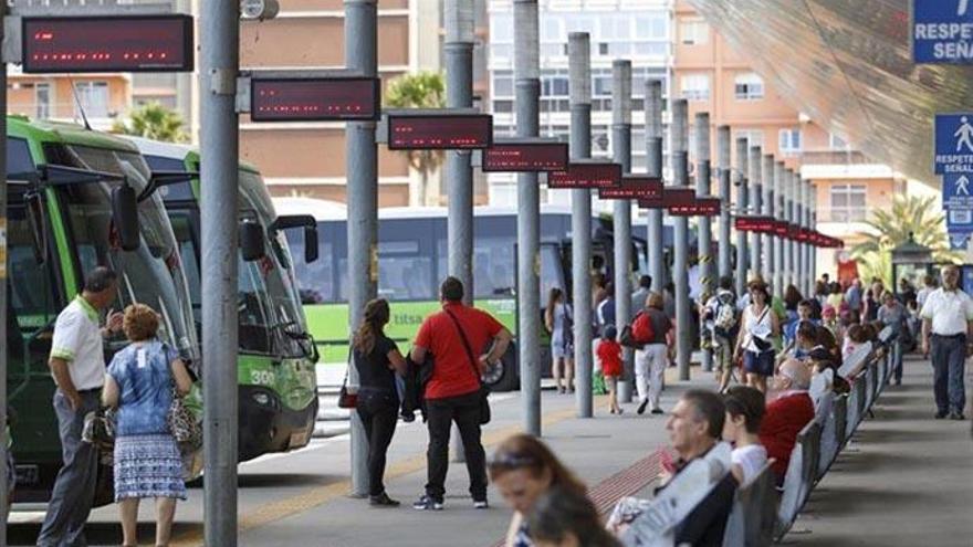 Titsa activa su campaña de verano en Tenerife con 40 líneas para ir a la playa