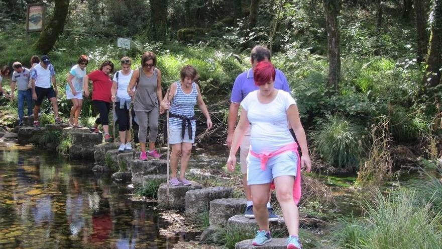 Los socios cruzan el puente sobre el Verdugo. // FDV