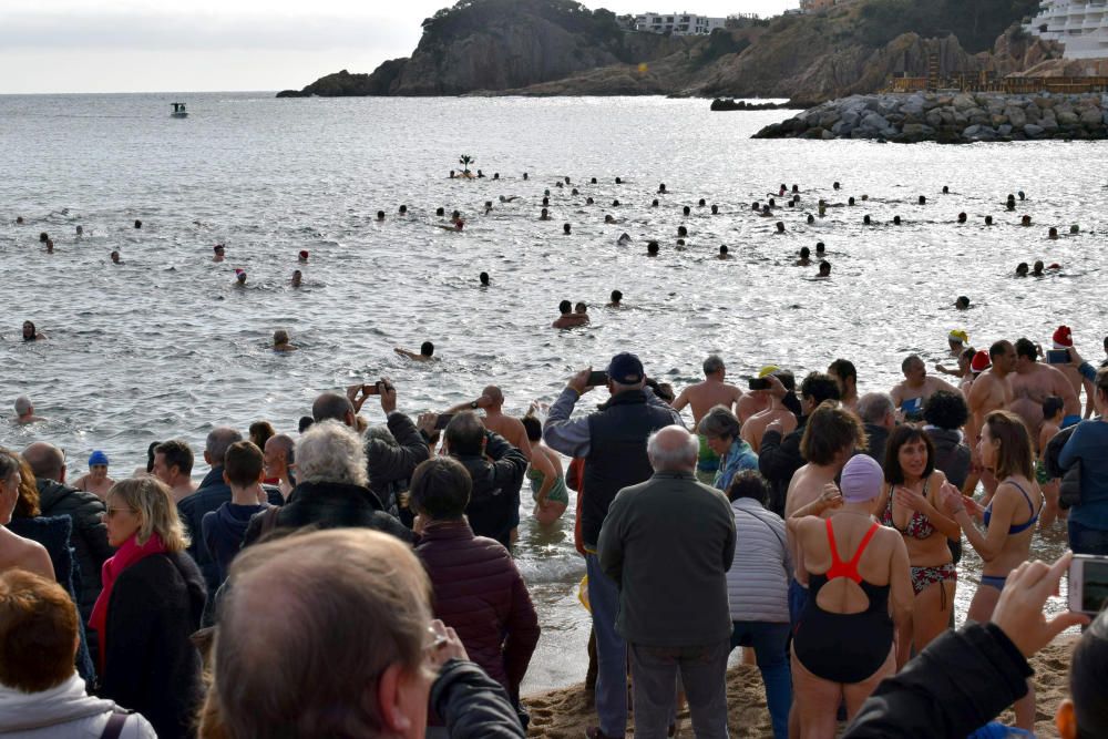 Primer bany de l'Any a Sant Feliu de Guíxols.