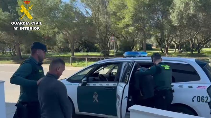 La Guardia Civil traslada a los detenidos por los robos de cobre.