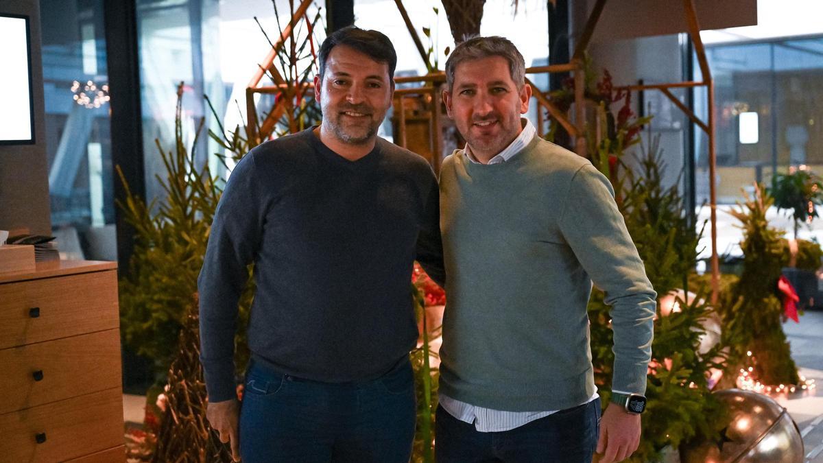 Jose Tirado, izquierda, con Sergio Mullor, seleccionador de Hungría que visitó ayer al Palma Futsal