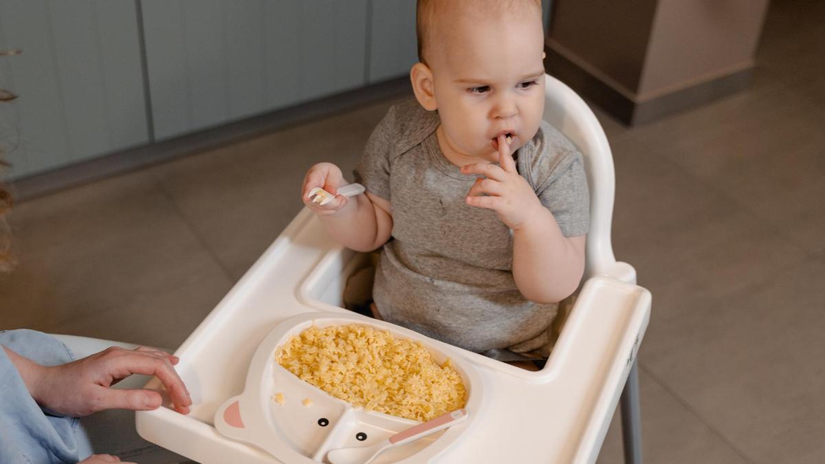 Un bebé comiendo.