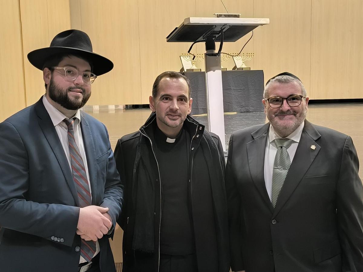 Rafael Vázquez, en el centro, nuevo miembro del Dicasterio para el Diálogo Interreligioso nombrado por León XIV.