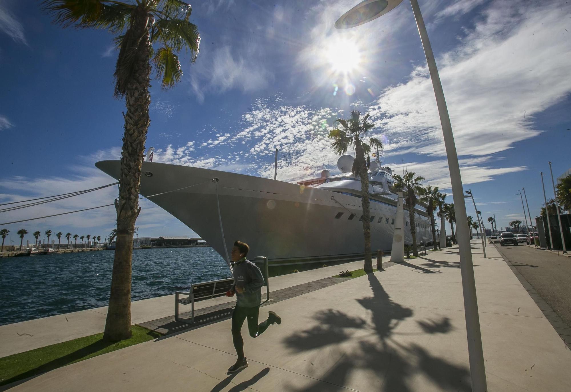 Lady Moura: el yate de las Mil y una Noches fondea en Alicante