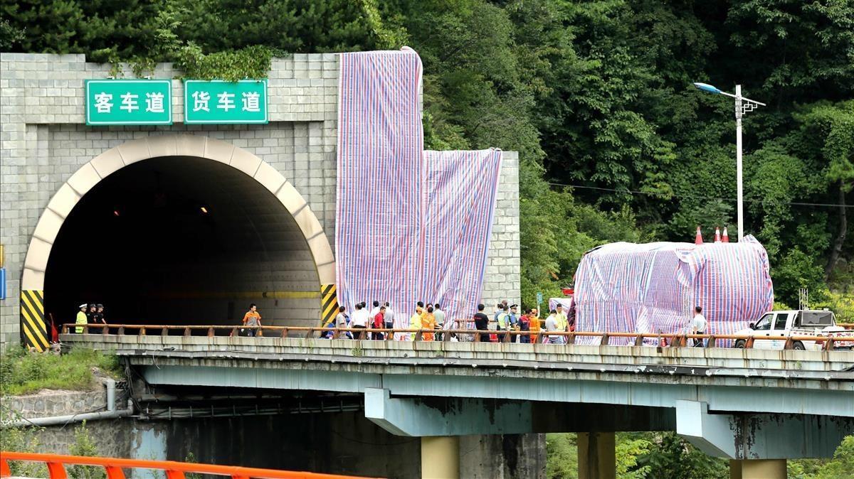 zentauroepp39639662 a damaged bus covered by tarp is seen outside the qinling tu170811102044