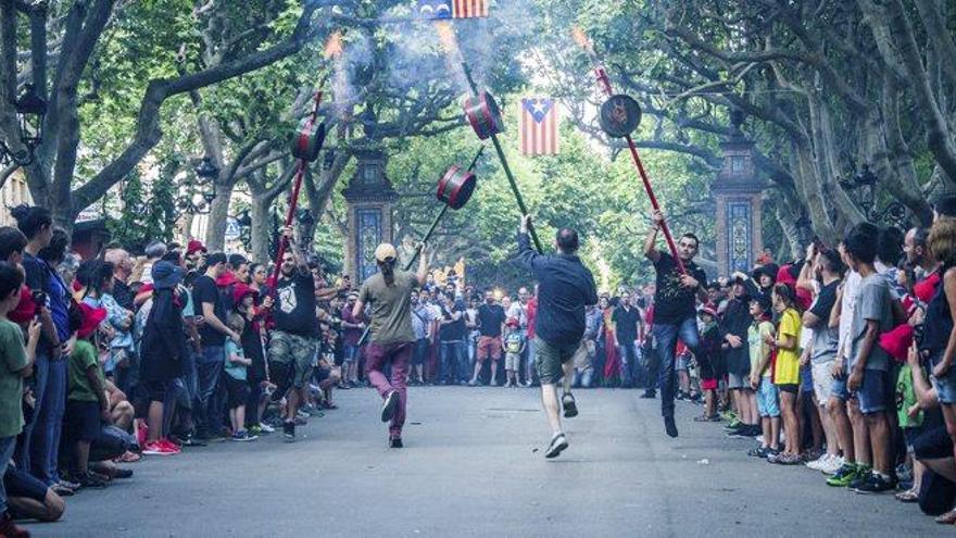 Joves berguedans ahir empunyant les maces al passeig de la Indústria en els tradicionals Quatre Fuets