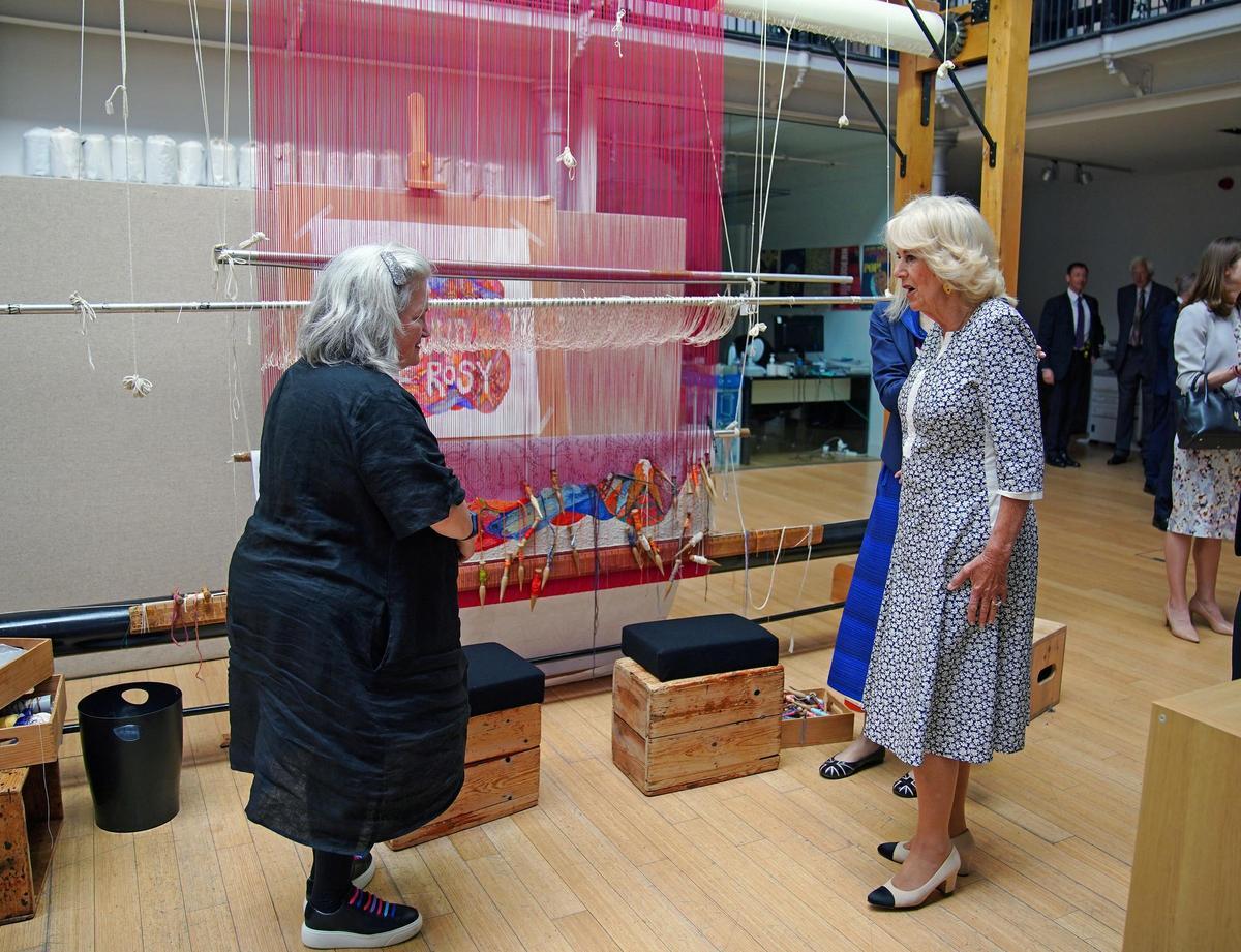 La reina Camila visita un taller de tapices en Edimburgo La reina Camila visita un taller de tapices en Edimburgo