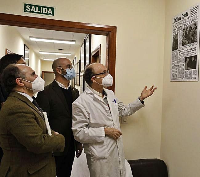 El constitucionalista contempla, en la Facultad de Medicina, una portada de LA NUEVA ESPAÑA en compañía del decano Alfonso López y sus compañeros de campaña, Humberto R. Solla y Secundino González. 