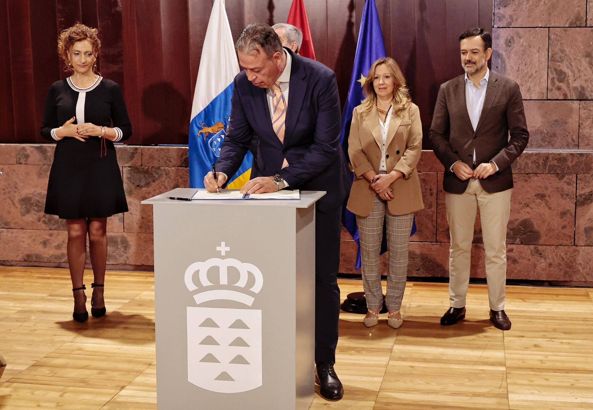 El presidente de Canarias, Fernando Clavijo, y su homóloga en el Cabildo de Tenerife, Rosa Dávila, firman un convenio de cooperación en materia de vivienda.


