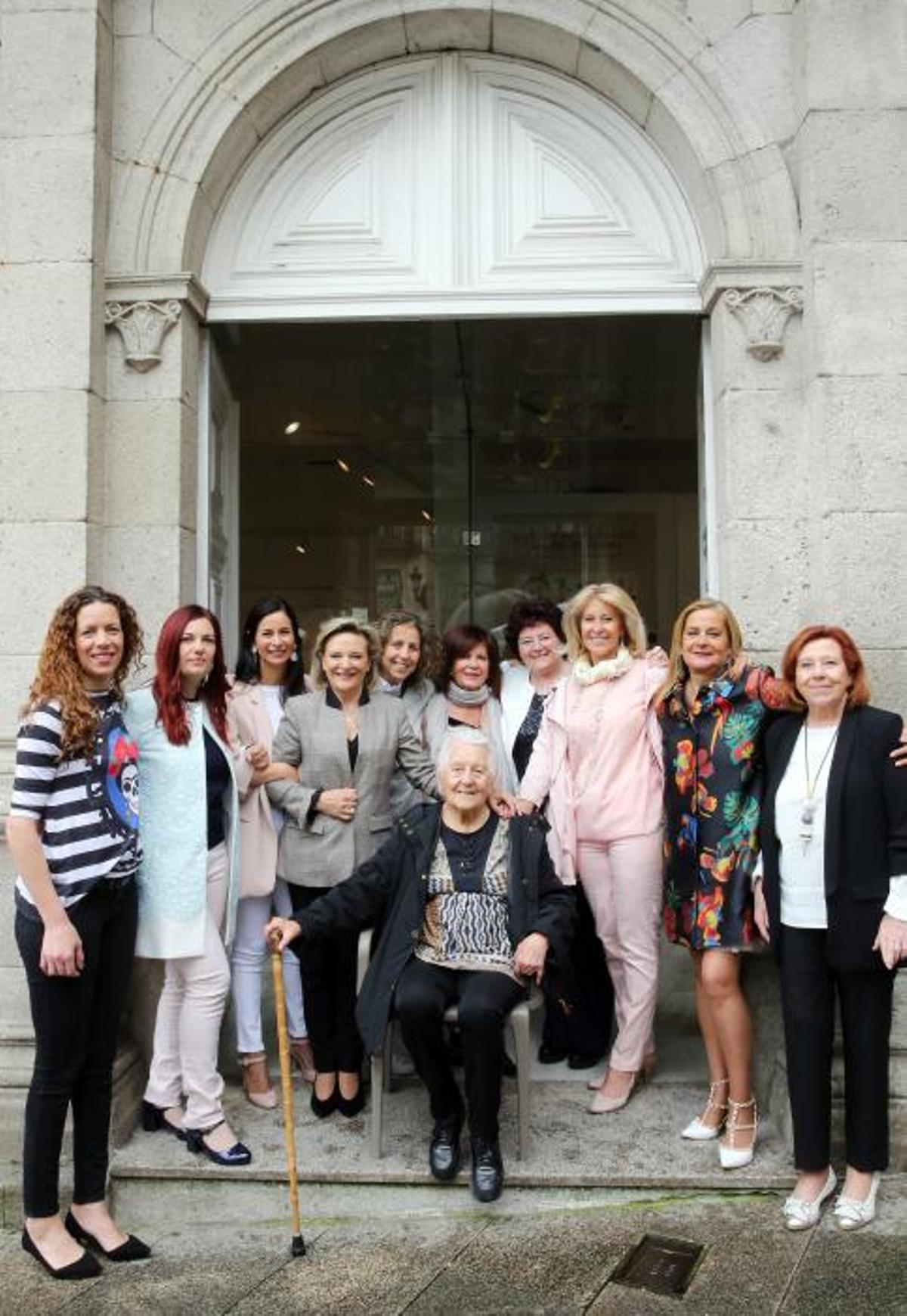 Foto de familia en la puerta principal de la Casa Galega da Cultura.