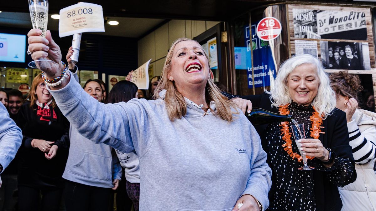 Archivo - Agraciados con el ‘Primer Premio’ del Sorteo Extraordinario de Lotería de Navidad 2023 correspondiente al número 88008 celebran su suerte en la administración Doña Manolita, a 22 de diciembre de 2023, en Madrid (España).