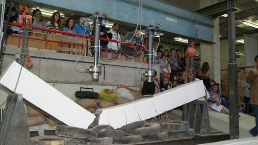 Ensayo con alumnos en el Laboratorio de Materiales de la ETSA, con vigas de hormigón a escala real. En la imagen, la rotura de una viga con déficit de armadura. | ulpgc