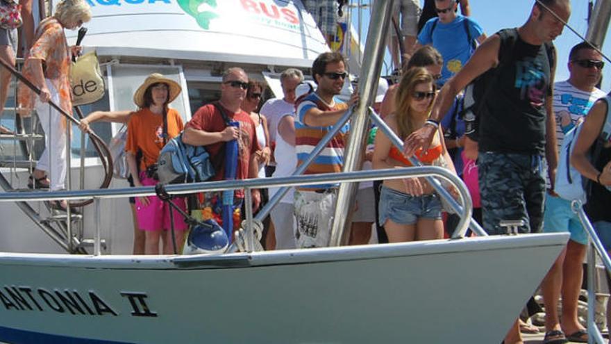 Un barco de Aquabus embarranca en es Freus con 12 personas a bordo