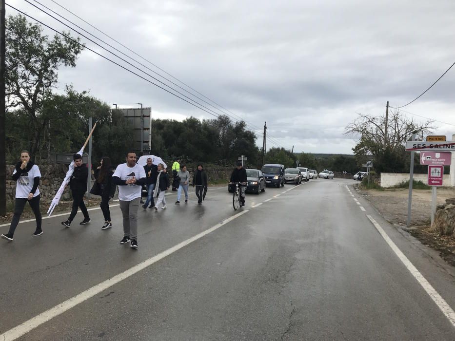 Cerca de cien personas reclaman la mejora urgente de la carretera ses Salines-Colònia de Sant Jordi